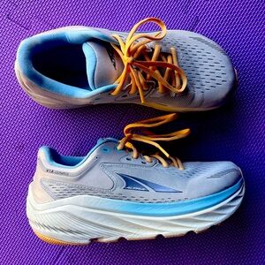 Altra Vía Olympus women’s running shoes, size 7.5